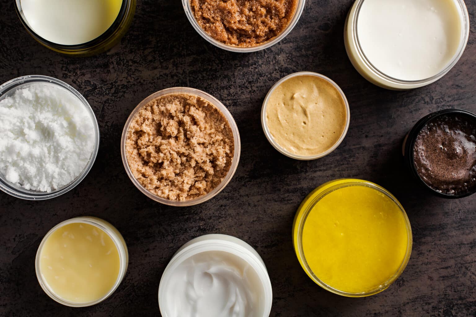 Natürliche Creme-Inhaltsstoffe in Schälchen